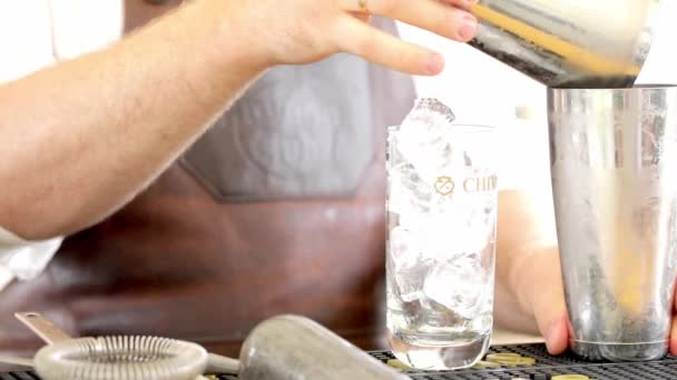 在玻璃杯中倒入苏格兰威士忌 — 图库视频影像