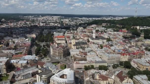 Vídeo aéreo del dron del centro de la ciudad vieja de Lviv - techos y calles, — Vídeos de Stock