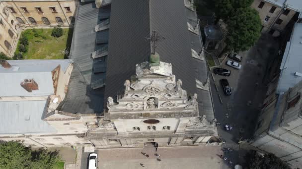 Vliegen over de ochtend mistige Lviv stad in Oekraïne. Scenic zomer luchtfoto van de Markt architectuur in de oude binnenstad van Lviv, Oekraïne. Stadhuis en marktplein vogels-oog. Zomer mistig — Stockvideo