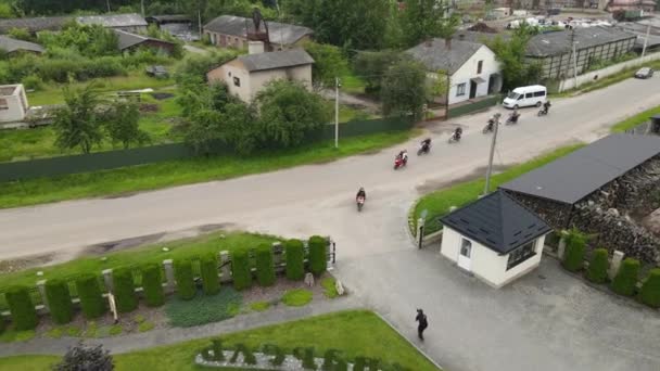 Skupina motorkářů nasedne na motocykly a vyrazí na cestu — Stock video