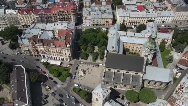 Flydronevideo av Lviv Gamleby sentrum - tak og gater, – stockvideo