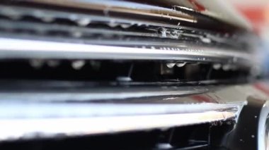 Araba yıkama - adam mikrofiberi elinde tutuyor ve arabayı yıkıyor.