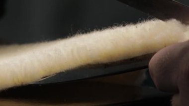 Deri giyen, ayakkabıcı tasarımcısı ayakkabılı, çizmeli, makaslı, el yapımı bir adam.