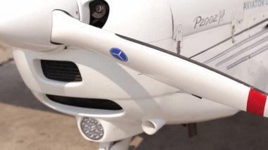 İkincil havaalanının iniş pistinde dönen pervaneli küçük özel jet uçağı. Küçük özel uçak havalanmaya hazır.