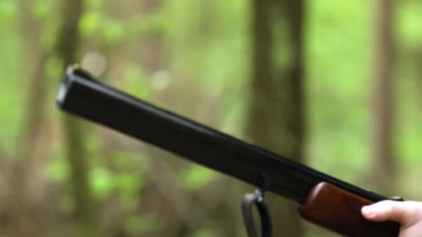 Epicki strzał kamuflaż człowiek przechodzi przez piękną górską dolinę lasu — Wideo stockowe