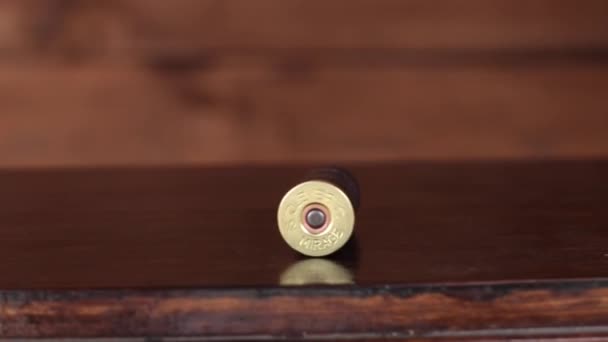 Invólucros de bala coletando em tigela wodden 4K UHD — Vídeo de Stock