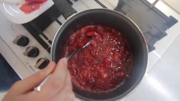 Zubereitung von Erdbeermarmelade — Stockvideo