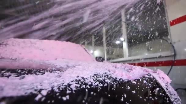 Lavado de coches: el hombre sostiene la microfibra en la mano y lava el automóvil — Vídeos de Stock