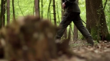 Destansı çekim kamuflaj adamı güzel dağ ormanları vadisinden geçiyor.