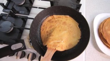 Özel Aletlerle El Tabakta Pişirme Krepleri