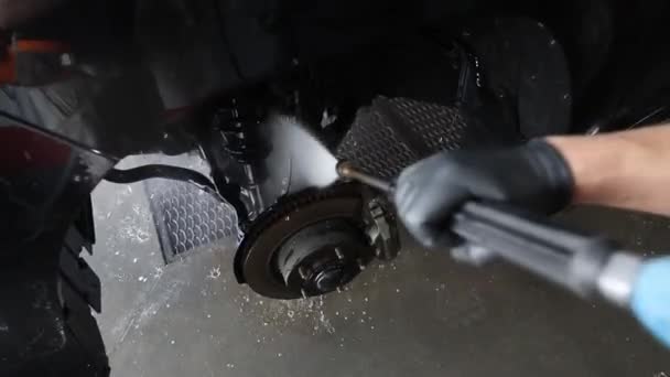Erkek işçi arabayı yıkar. Yüksek Basınçlı Suyu Kullanarak Araba Temizleme. — Stok video