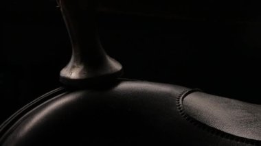 Deri giyen, ayakkabıcı tasarımcısı ayakkabılı, çizmeli, makaslı, el yapımı bir adam.