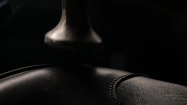 Deri giyen, ayakkabıcı tasarımcısı ayakkabılı, çizmeli, makaslı, el yapımı bir adam.