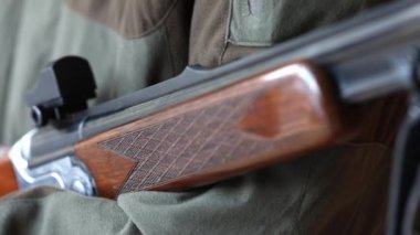 Kamuflajlı bir adam ateş etmeye hazırlanıyor..