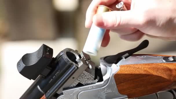 Un uomo in camuffamento prepara un'arma per sparare. — Video Stock