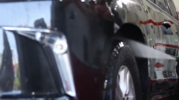 Auto wassen - de man houdt de microvezel in de hand en wassen van de auto — Stockvideo