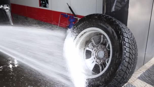 Manlig arbetare tvättar bilen. Rengöringsbil med högtrycksvatten. — Stockvideo