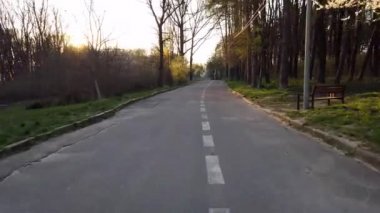 Bir salgın sırasında, altın sonbahar manzarasında bir lunapark