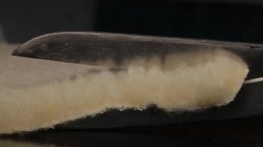 Deri giyen, ayakkabıcı tasarımcısı ayakkabılı, çizmeli, makaslı, el yapımı bir adam.