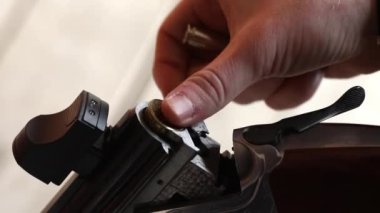 Kamuflajlı bir adam ateş etmeye hazırlanıyor..