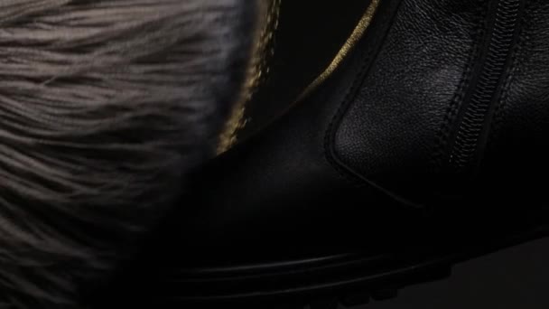 Man werken met leer, schoenmaker ontwerper mode-werk met schoenen laarzen close-up schaar fabriek handgemaakte — Stockvideo