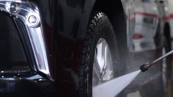 Araba yıkama - adam mikrofiberi elinde tutuyor ve arabayı yıkıyor. — Stok video