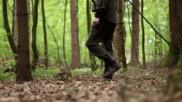 Épico tiro camuflagem homem passa por bela montanha floresta vale — Vídeo de Stock