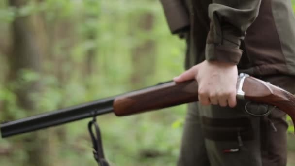 거대 한 사격술 사가 아름다운 산속의 숲 속을 지나고 있다 — 비디오