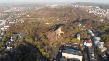 Lviv şehrinin genel mimari manzaralı hava görüntüleri.