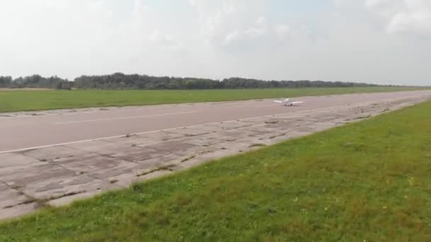 Et lite privat jetfly med propell står på landingsstripa på den sekundære flyplassen. Et lite privateide fly klart til å lette mot himmelen – stockvideo
