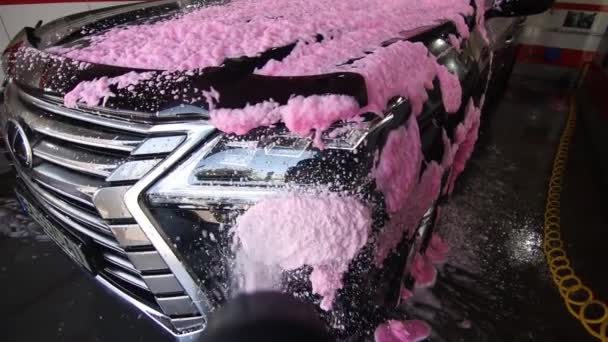 Lavado de coches: el hombre sostiene la microfibra en la mano y lava el automóvil — Vídeos de Stock