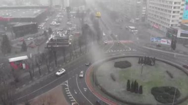 Şehirde kar yağışı var Noel havasında