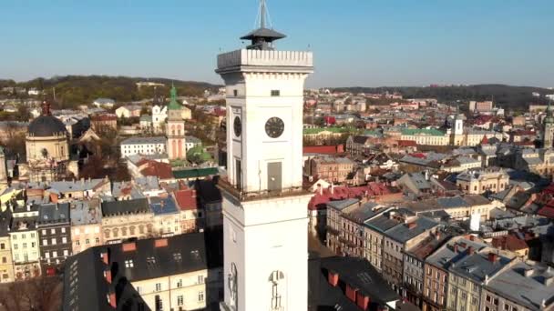 Повітряні кадри Львівського міста з його оглядом загальної архітектури. — стокове відео