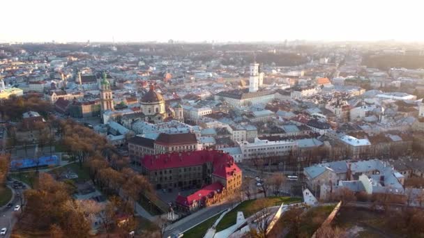 Imágenes aéreas de la ciudad de Lviv con vista a la arquitectura general — Vídeos de Stock
