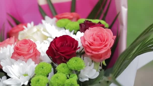 Virágárus gyűjt egy csodálatos csokor virág az ünnep — Stock videók