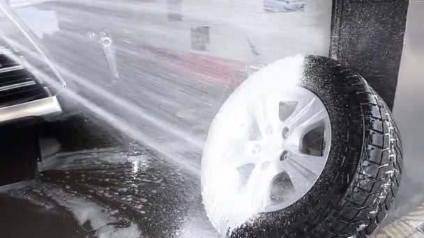 Hombre trabajador lavar el coche. Limpieza de coches usando agua de alta presión. — Vídeos de Stock