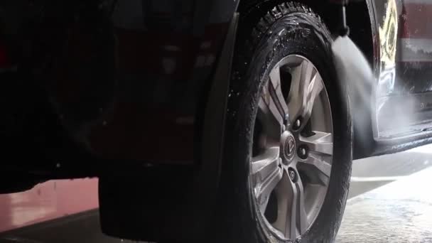 Lavage de voiture - l'homme tient la microfibre à la main et lave la voiture — Video