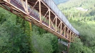 Placid Olimpik kayak atlayışı yapının ve çevrenin dönüşümlü görüntüsü 4k