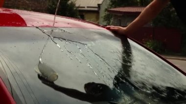 Profesyonel, arabayı siyah eldivenlerle, sünger ve köpükle yıkar. Konsept: Oto yıkama, sünger, köpük, su, profesyonel, iş. 