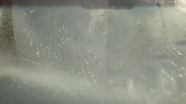 Profesyonel, arabayı siyah eldivenlerle, sünger ve köpükle yıkar. Konsept: Oto yıkama, sünger, köpük, su, profesyonel, iş. 