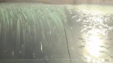 Profesyonel, arabayı siyah eldivenlerle, sünger ve köpükle yıkar. Konsept: Oto yıkama, sünger, köpük, su, profesyonel, iş. 