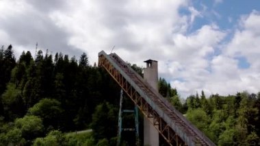 Placid Olimpik kayak atlayışı yapının ve çevrenin dönüşümlü görüntüsü 4k