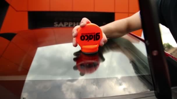 Profesjonalnie myje samochód w czarnych rękawiczkach, gąbką i pianką. Koncepcja: Myjnia samochodowa, Gąbka, Pianka, Woda, Profesjonalne, Praca. — Wideo stockowe