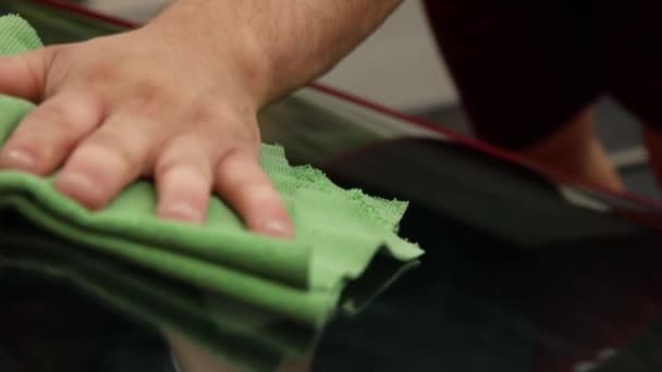 Profesional lava el coche con guantes negros, con una esponja y espuma. Concepto: Lavado de coches, Esponja, Espuma, Agua, Profesional, Trabajo. — Vídeo de stock