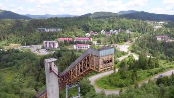 Lake Placid Olympiaschanze rotierenden Blick auf Struktur und Umgebung 4k — Stockvideo