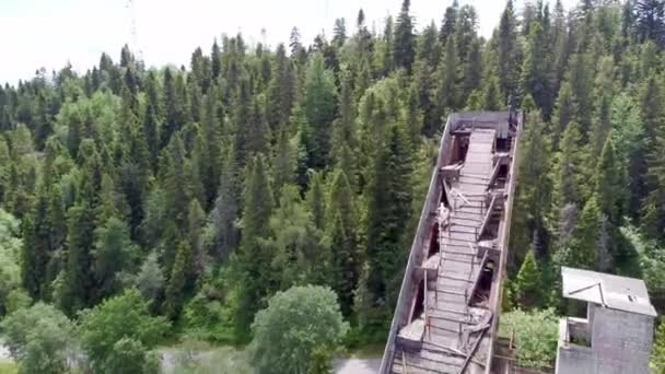 Innsjøens skihopp i olympisk farvann roterende utsikt over struktur og omgivelser 4k – stockvideo