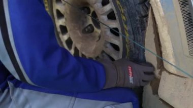 Takım rallide arabayı çalıştırmaya hazırlanıyor. 