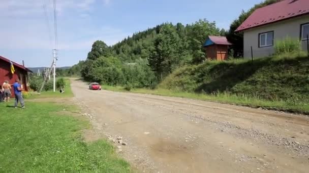 Rally racerbil drivende på grusbane – stockvideo