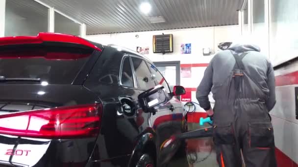 Cuci mobil manual, seorang pria mencuci sedan dari selang khusus. Cuci mobil portabel manual. Rincian dan lembut mobil perawatan Klip Video