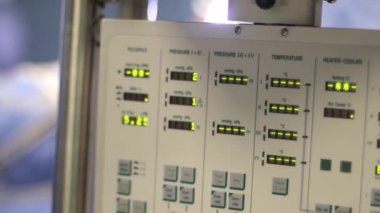 Hastane tiyatrosunda kalp atış hızı monitörü. Anestezi cerrahi monitörüne bağlı bir hastanede tıbbi hayati göstergeler monitörü. EKG. Hasta kalp atışı ekranda.